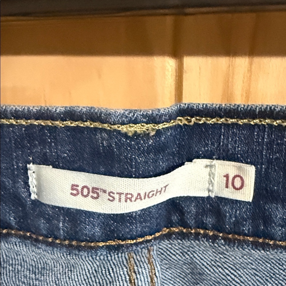 Stylish Levi’s Women's Straight Leg Jeans - Picture 2 of 6
